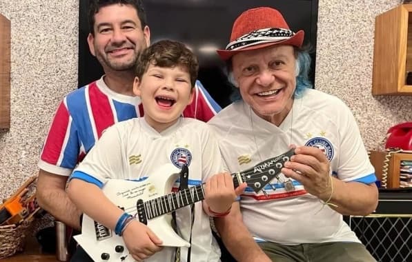 Armandinho Macedo surpreende fã mirim com guitarra autografada; saiba mais