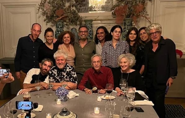 Na Espanha, Caetano Veloso realiza jantar com o cineasta Pedro Almodóvar; veja fotos