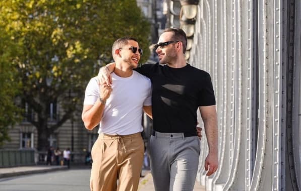 Diego Andradez e Cassio Barreto ficam noivos em Paris; veja cliques