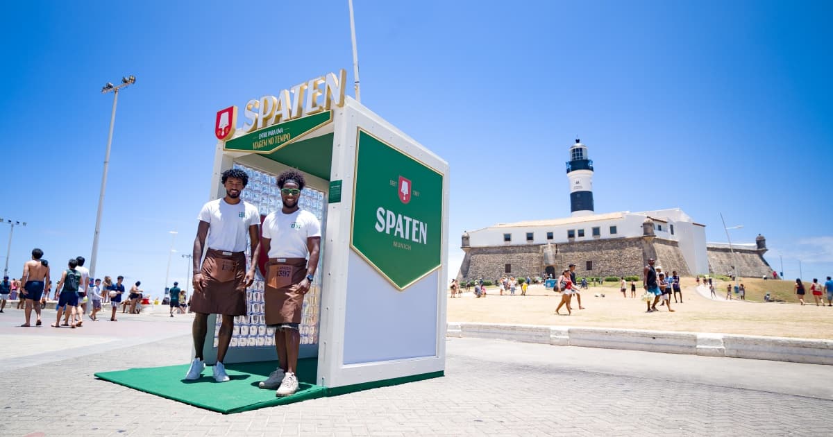 Cervejaria Spaten atrai turistas e baianos para cabine interativa no Farol da Barra