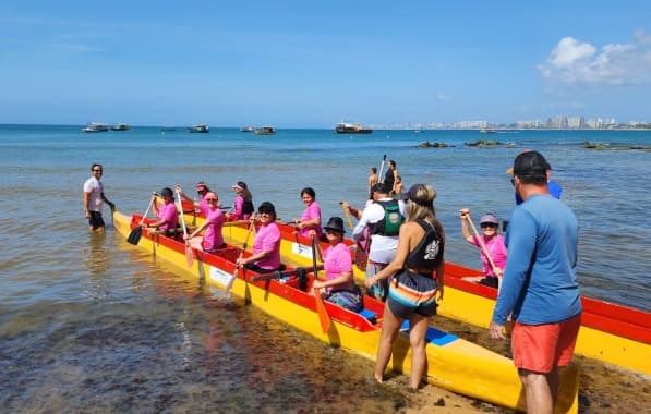 Praia de Itapuã ganha cor durante Remada Rosa com mulheres que superaram o câncer de mama