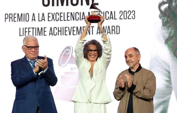 Simone recebe prêmio por excelência musical na abertura da semana do Grammy Latino