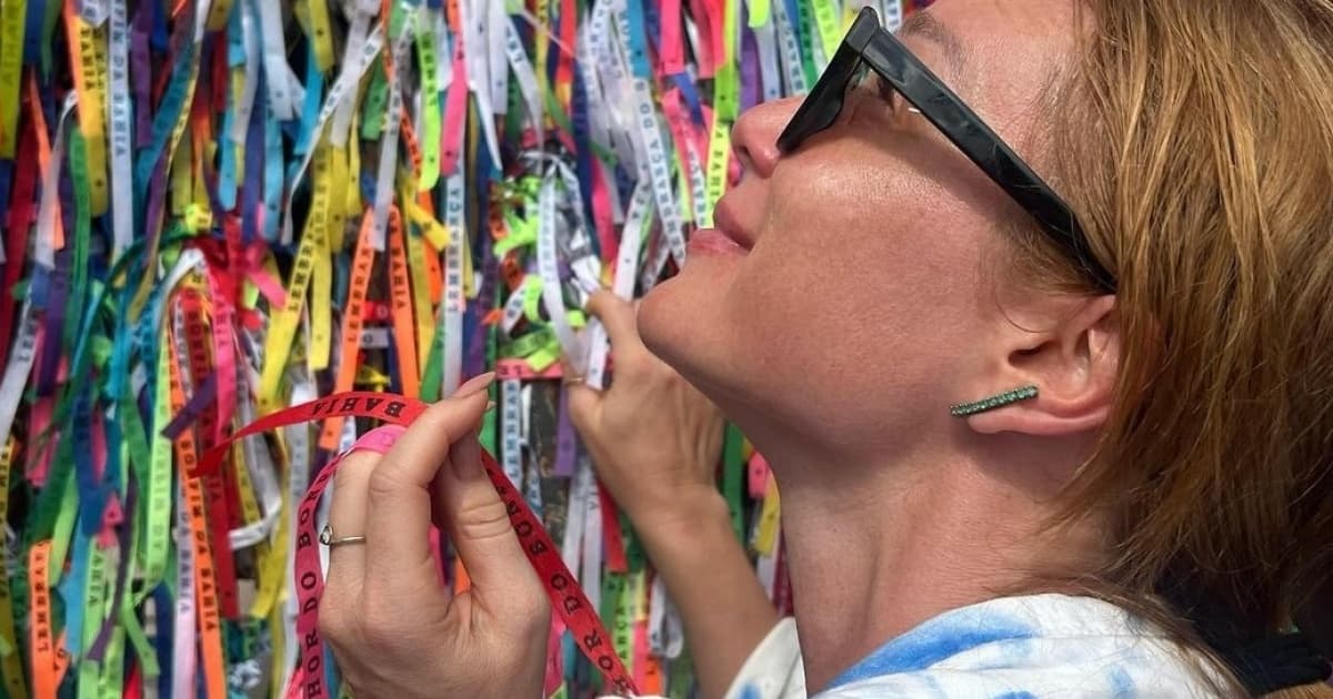 Mariana Ximenes celebra a Lavagem do Senhor do Bonfim com caminhada em Salvador 