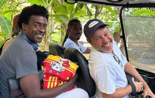 Seu Jorge passeia pela Baía de Todos-os-Santos e visita Restaurante Preta 