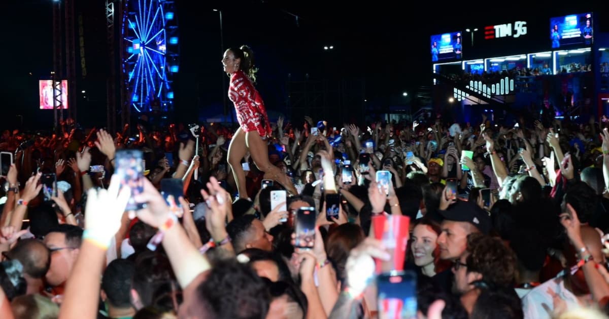 Carlinhos Brown "invade" palco de Ivete Sangalo no Festival de Verão; assista