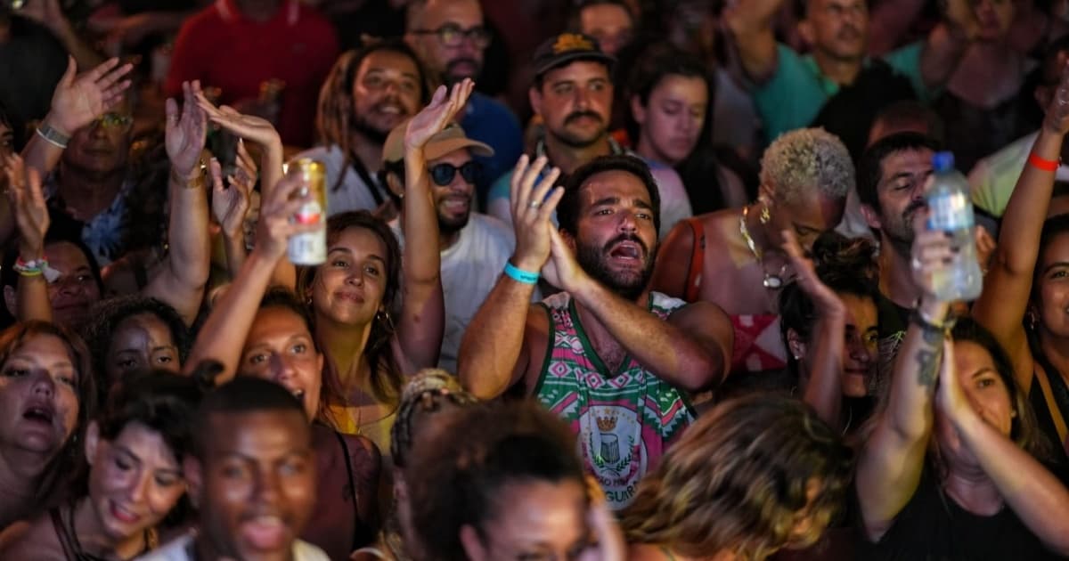 Humberto Carrão, Clara Buarque, Claudia Abreu e outros artistas aproveitam ensaio do Olodum