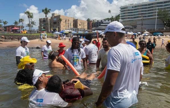 Acessibilidade na praia: ParaPraia oferece banho assistido em Ondina