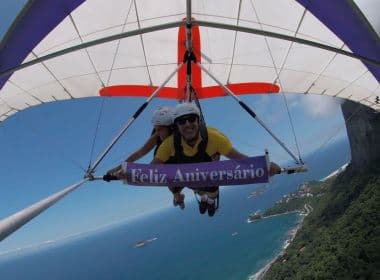 Comemorando aniversário, Maria Cohim faz voo de asa delta