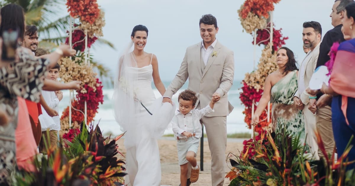 Pri Pena e Rodrigo Esper renovam votos de casamento com cerimônia na Costa do Sauípe