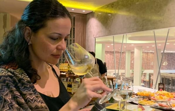 Sommelière Rafaella Barros promove degustação de vinhos portugueses em Salvador