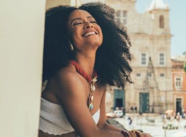 Atriz Cinnara Leal passa aniversário na Bahia e fotografa para a Joalheria Carlos Rodeiro