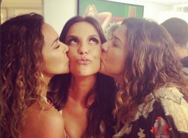 Ivete ganha beijo duplo de Daniela e Malu Verçosa no aniversário de Dito, seu braço direito