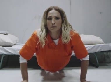 Valesca &#039;é presa&#039; para promover Orange Is The New Black; veja vídeo