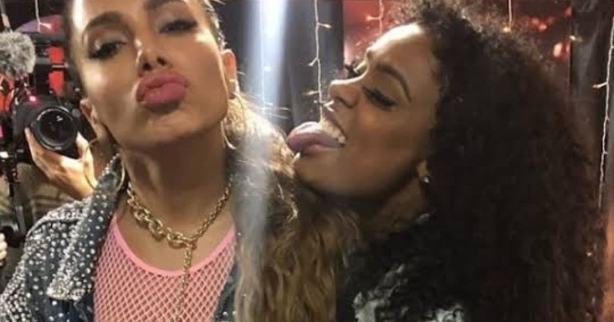 Ousadas: Mc Rebecca rouba beijo e simula sexo com Anitta em show; assista
