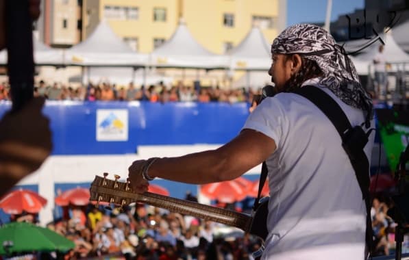 Bell Marques dá início a segundo dia da maratona carnavalesca com clássicos do Chiclete