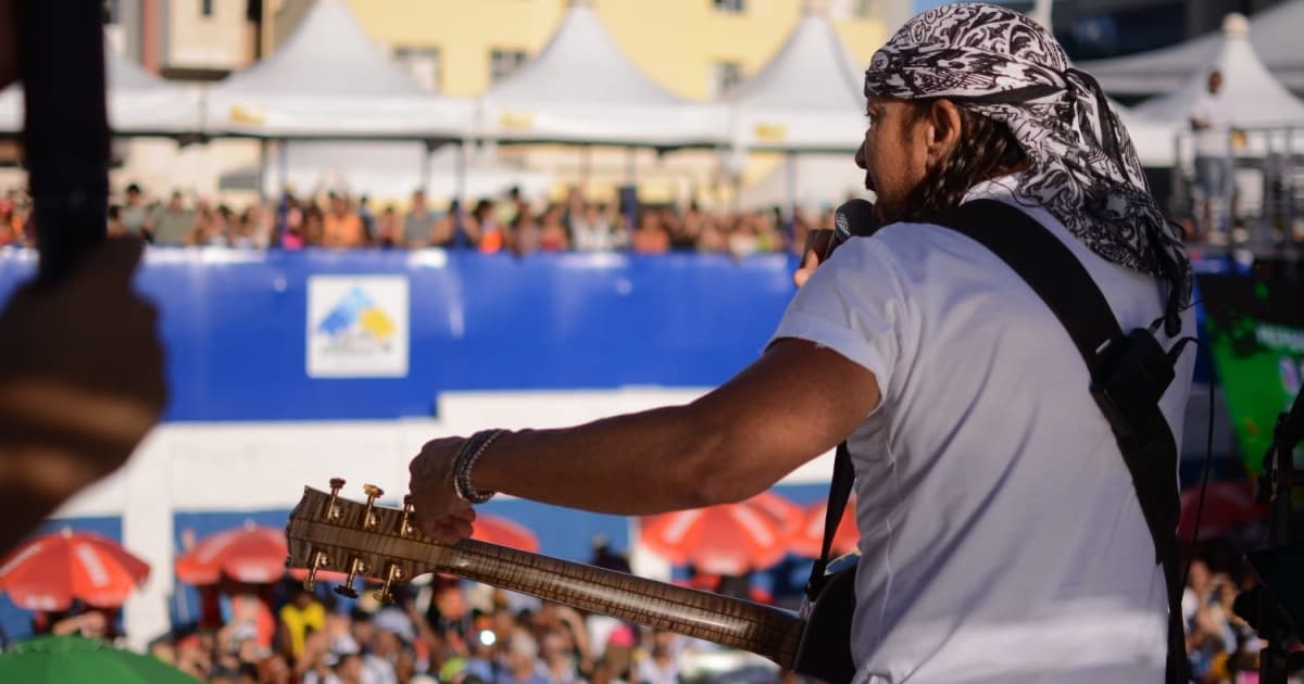 Bell Marques dá início a segundo dia da maratona carnavalesca com clássicos do Chiclete