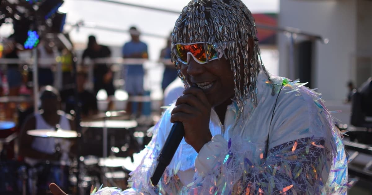 Psirico arrasta pipoca na Barra ao som de sua aposta para o Carnaval: “Vem Jogando Essa Raba”