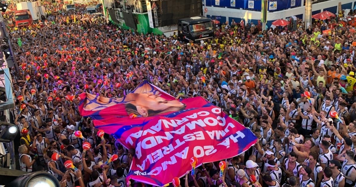 Foliões abrem bandeira na Barra em homenagem aos 20 anos de carreira de Claudia Leitte