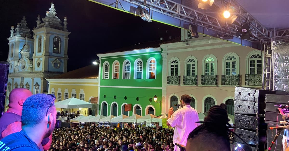 Emicida lota Pelourinho em show repleto de sucessos