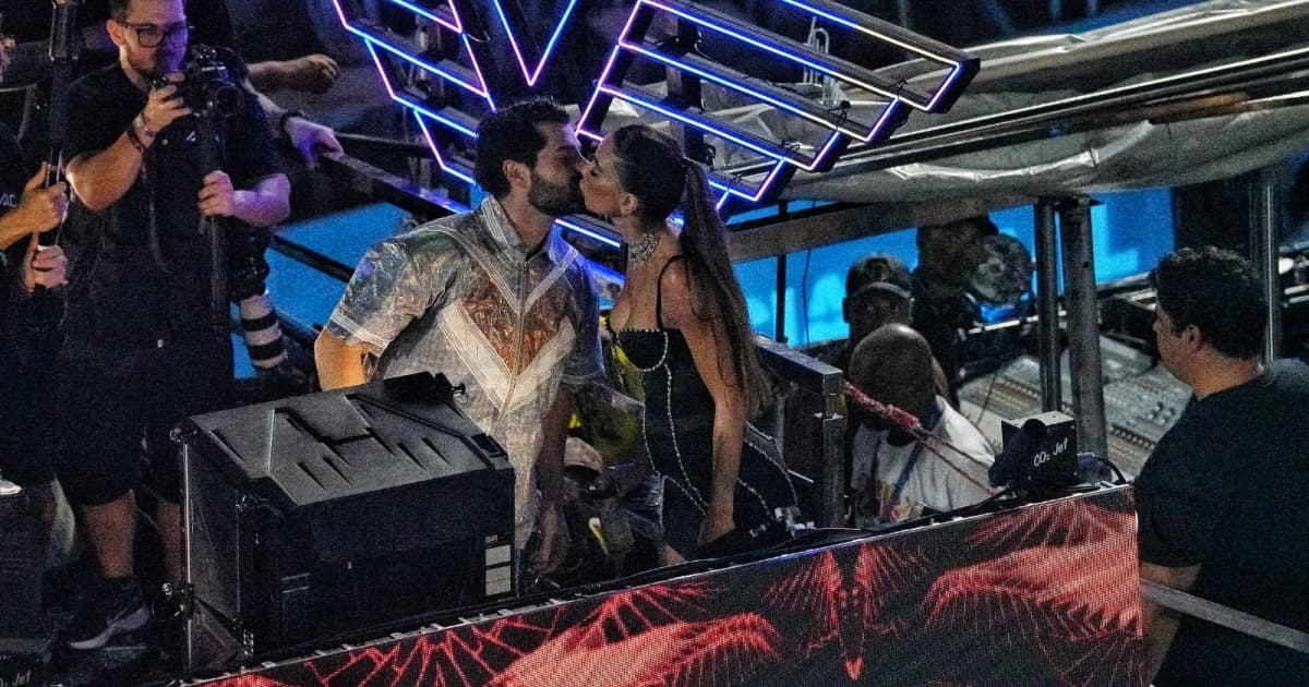 Alok dá beijão em esposa antes de subir no trio na Barra