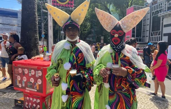 'É seda, não faz calor', afirma foliões fantasiados de Mascarados