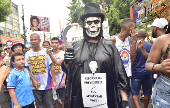 Mudança do Garcia: Servidor público se veste de morte em crítica à reforma da previdência 