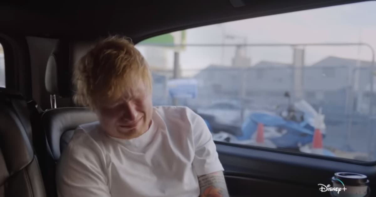 Ed Sheeran chora ao comentar doença da esposa em documentário