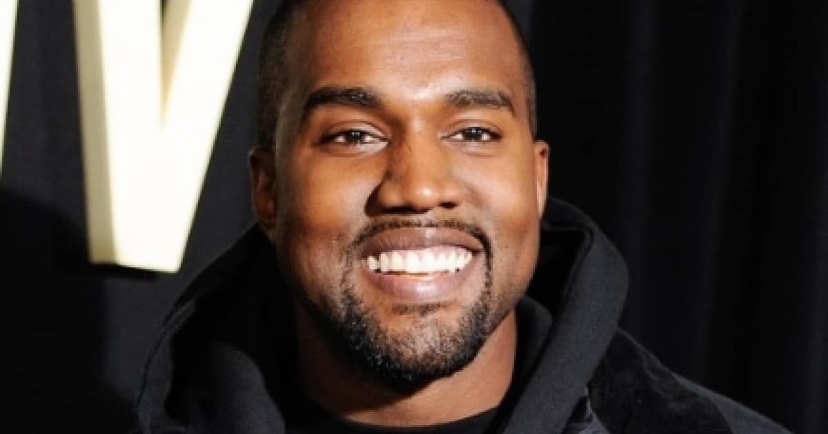 cantor Kanye West sorrindo