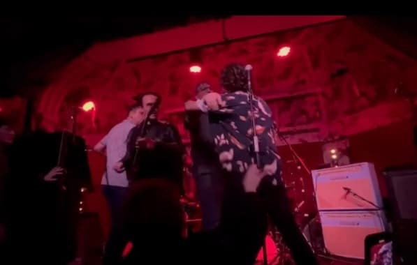 VÍDEO: Integrantes de banda de rock saem na porrada no meio do show 