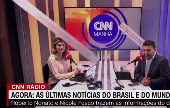 VÍDEO: Teto de cenário da CNN desaba e atinge apresentador ao vivo