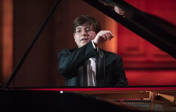 Pianista Estefan Iatcekiw sobe ao palco do Teatro Jorge Amado em concerto gratuito