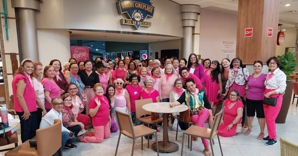 140 idosas vão de rosa assistir o filme da Barbie em Feira de Santana