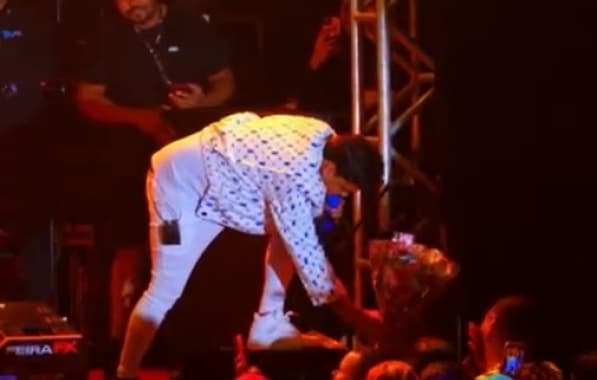 VÍDEO: Thiago Aquino compra rosas de senhora durante show e paga o "dobro"; assista