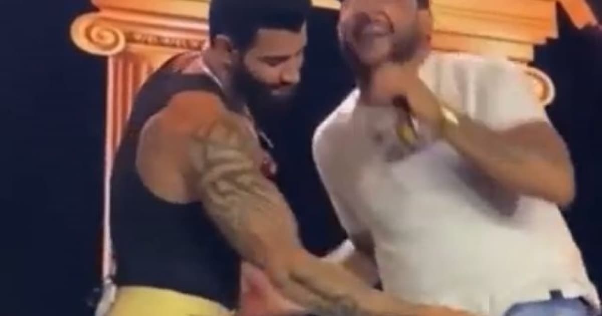 VÍDEO: Gusttavo Lima mete a mão no “pacote” do amigo durante show 