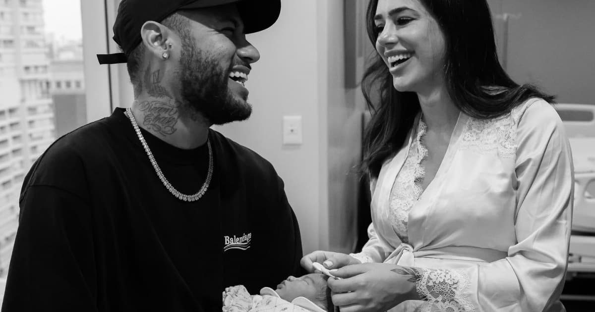 Neymar Jr e Bruna Biancardi posam com a filha Mavie