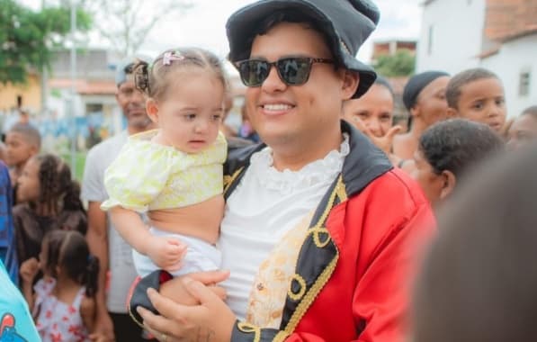 Cantor Thiago Aquino faz ação durante Dias das Crianças em comunidade onde nasceu