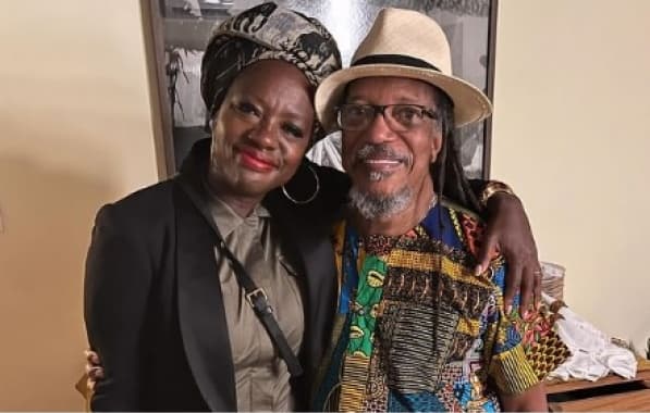 Viola Davis já está na Bahia e posa em foto ao lado do presidente da Fundação Palmares