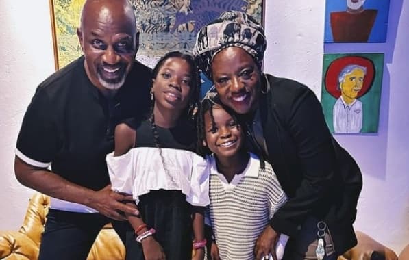 Em Salvador, Bruno Gagliasso publica foto dos seus filhos, Titi e Bless, ao lado de Viola Davis e Julius Tennon