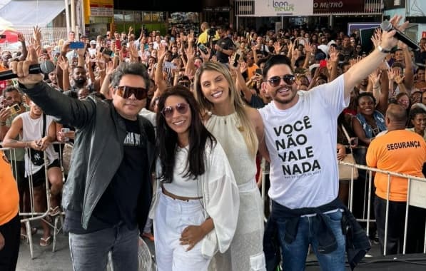Calcinha Preta faz show surpresa na Estação da Lapa