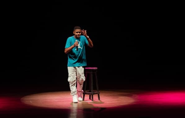 "De forma cômica, vocês vão poder me conhecer", disse Tiago Souza sobre seu stand-up 'Eu Tenho Nome'