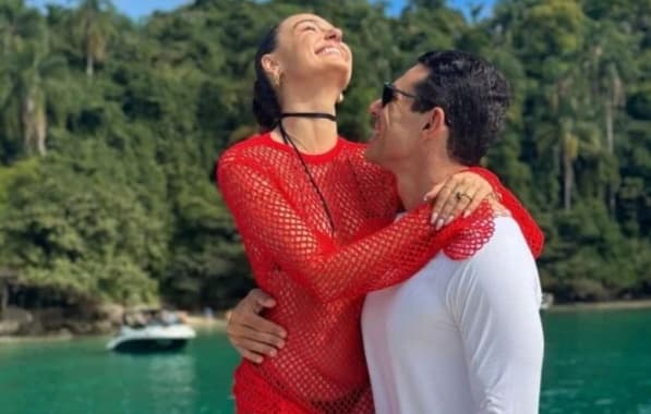 Isis Valverde é pedida em casamento com anel avaliado em R$ 500 mil