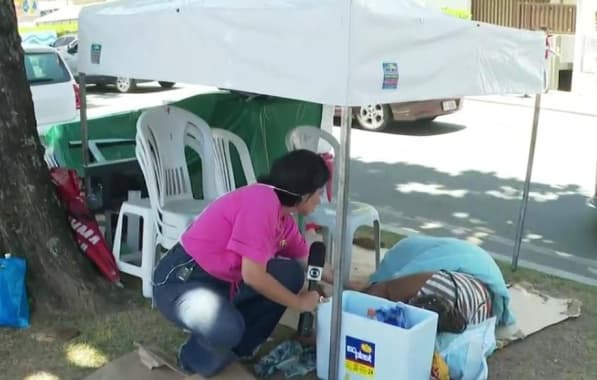 VÍDEO: Repórter da TV Bahia acorda vendedora ambulante ao vivo para entrevista