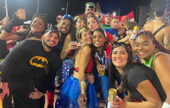 Baianos e turistas curtem as fanfarras e charangas no último dia do pré-carnaval no Habeas Copos