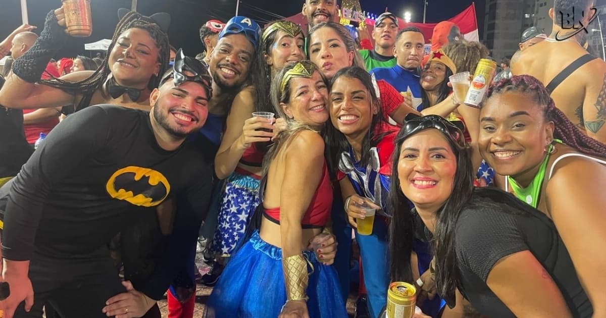 Baianos e turistas curtem as fanfarras e charangas no último dia do pré-carnaval no Habeas Copos