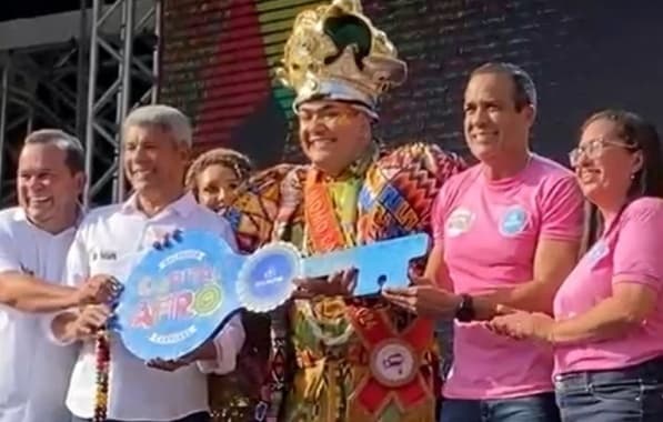 VÍDEO: Com a presença de Bruno Reis e Jerônimo Rodrigues, Rei Momo recebe chave e abre Carnaval de Salvador 2024