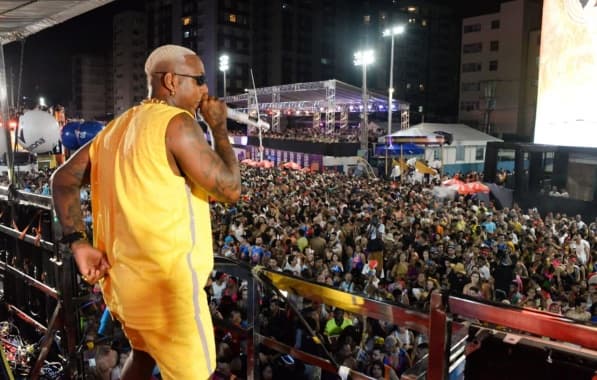 VÍDEO: Oh Polêmico reclama de “monte de homem se beijando” e viraliza