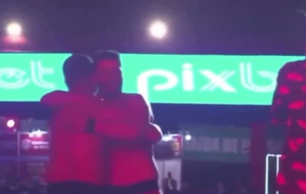 VÍDEO: Zé Vaqueiro e Nattan pagam R$10 mil para que dois homens se beijem em palco e ato vira alvo de polêmica 