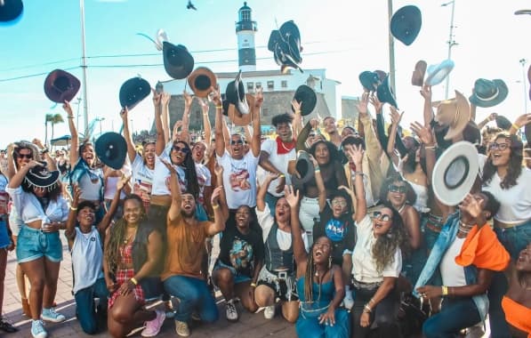 VÍDEO: Fãs de Beyoncé homenageiam artista com flash mob no Farol da Barra