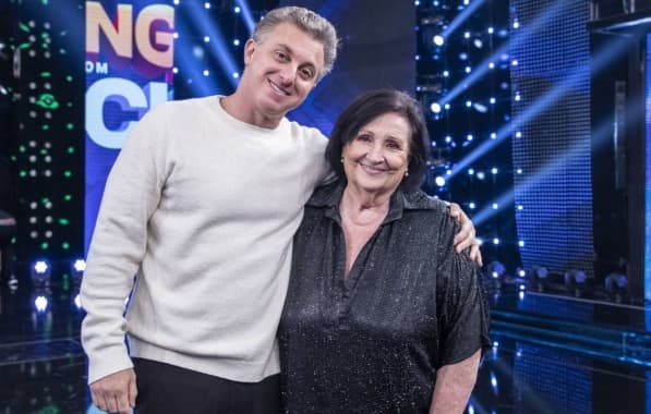 Luciano Huck homenageia Dona Déa, mãe de Paulo Gustavo, após críticas na web