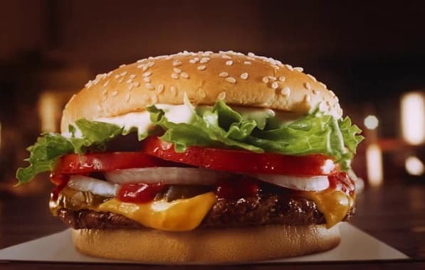 Rede de fast food dá hambúrguer de graça para calvos em todo o Brasil; saiba como ganhar